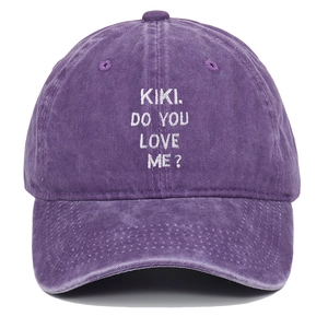 Dettaglio del ricamo KIKI DO YOU LOVE ME su un cappello di jeans lavato viola