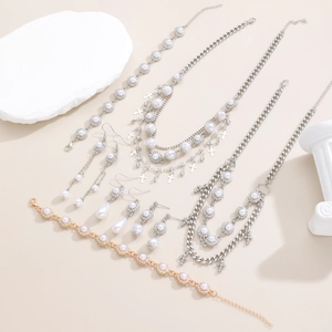 Dettagli del set di gioielli vintage con collane di perle e orecchini con nappine