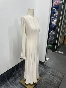 Détail de robe midi en maille côtelée crème avec ourlet contrasté noir et coupe ajustée