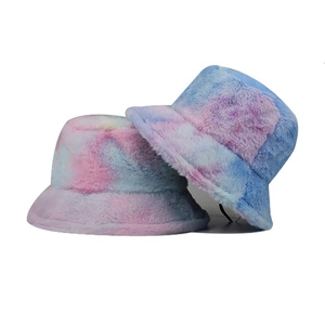 Bobs en fausse fourrure tie-dye colorés avec texture douce pour la chaleur hivernale
