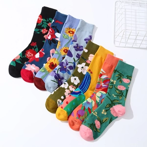 Set di otto paia di calze colorate in maglia con motivi floreali e disegni botanici