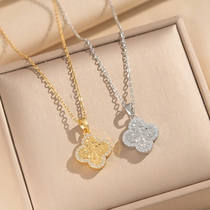 Collier trèfle porte-bonheur en acier titane doré et argenté serti de zircons