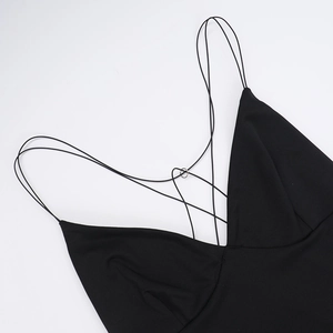 Makroaufnahme der überkreuzten Träger und Metallring-Details am schwarzen Kleid