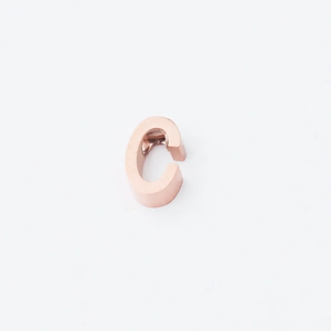 Macro-opname van roségouden letter C-bedel met spiegelafwerking voor het maken van sieraden