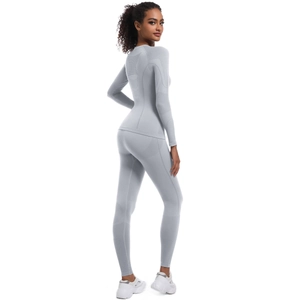 Dettaglio del set yoga grigio chiaro senza cuciture con trama traspirante e taglio slim