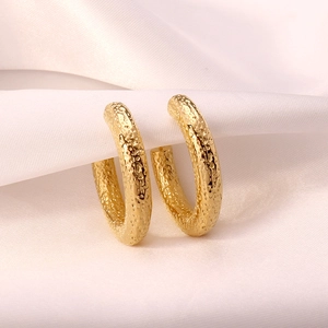 Vintage C-shaped hammered earrings in 18K gold plated titanium with textured finish