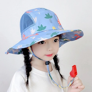 Dettaglio cappello sole bimbi blu con pannelli a rete e un fischietto rosso di sicurezza