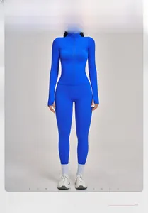 Detail eines blauen Yoga-Sets mit Langarm-Oberteil, Reißverschluss und Daumenlöchern