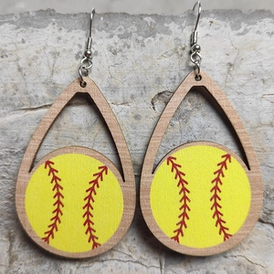 Orecchini a goccia in legno fatti a mano con design da softball giallo e cuciture rosse