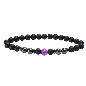 Vue détaillée des pierres noires mates 6mm et perle de pierre naturelle violette sur le bracelet