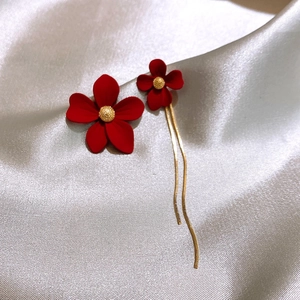 Détails des boucles d'oreilles fleur rouge avec perles dorées et pompons asymétriques