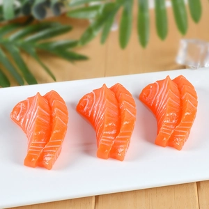 Vue macro détaillée de modèles de sashimi au saumon en PVC sur une assiette blanche