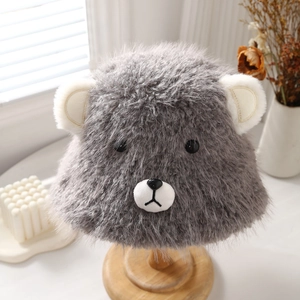 Détail du chapeau bob en peluche grise avec oreilles d'ours sur un support en bois
