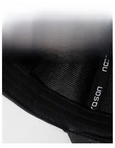 Detalle del interior de la gorra negra con banda absorbente ancha y tejido transpirable