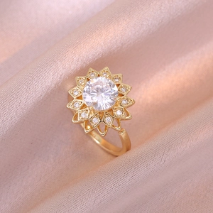 Collana rotante a girasole con cristalli di zircone su elegante tessuto di seta dorata