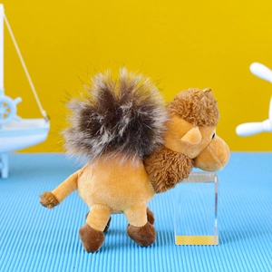 Vista laterale dettagliata di un simpatico portachiavi in peluche a forma di cammello