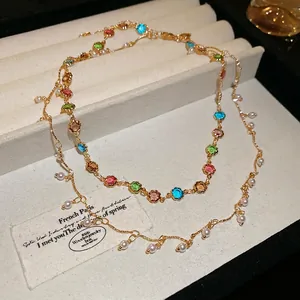 Französische Vintage-Doppelhalskette mit bunten Blumensteinen und weißen Perlen