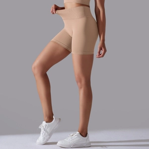 Détail du short de yoga sans couture à taille haute côtelée en beige clair et tissu extensible