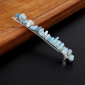 Dettaglio di fermaglio per capelli argento con pietre di cristallo blu su base in metallo