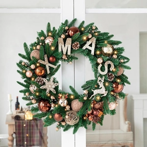 Couronne de Noël 50cm avec ornements dorés et lumières LED sur cadre de fenêtre blanc