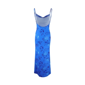 Détail du dos nu en U et de l'imprimé floral sur une robe longue bleue ajustée