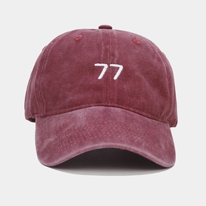 Détail de la broderie blanche 77 sur la casquette de baseball en coton bordeaux délavé