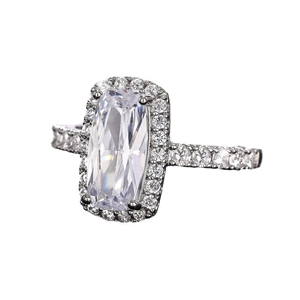 Rechthoekige zirkonia ring met radiant slijpvorm en halo met zijstenen in zilveren afwerking