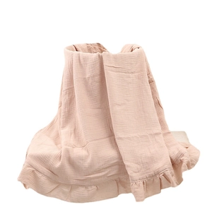 Rosa zweilagige Mull-Babydecke aus Baumwolle mit elegantem Rüschenrand für Kinderwagen
