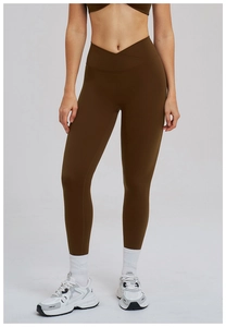 Détail du legging de yoga taille haute avec ceinture croisée en V marron café foncé