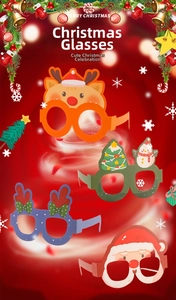Détail de lunettes de Noël colorées avec motifs Père Noël, renne et bonhomme de neige