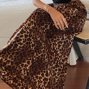 High waist leopard print maxi skirt with elastic waistband and elegant flowing drape