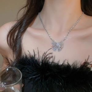 Détail d'un collier pendentif argenté en forme d'éventail avec zircone sur mannequin