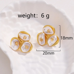 Détails de boucles d'oreilles fleur en perle dorée 18k, taille 18mm x 20mm et poids de 6g