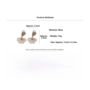 Détail de boucles d'oreilles fleur avec cadre en alliage et aiguilles en argent 3,5x2,5cm