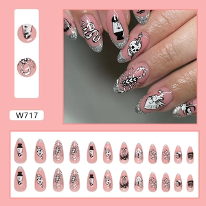Faux ongles gothiques roses avec paillettes argentées et motifs de crânes et serpents