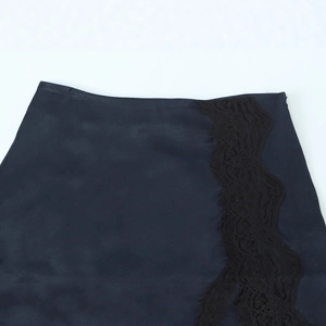 Dunkelblauer Satin-Minirock mit schwarzen Spitzenkanten und glatter, seidiger Textur für Damen