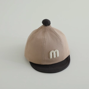 Detail der Baby-Baseballkappe mit M-Patch und weichem Schirm in Kontrastfarben