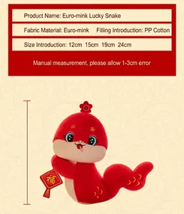 Vista detallada del peluche del zodiaco Serpiente 2025 con tallas y materiales técnicos.