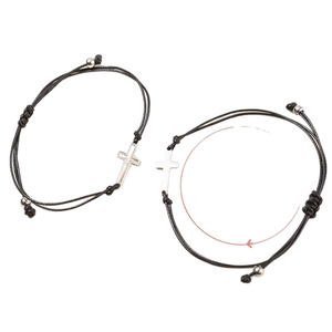Bracelets tressés noirs réglables avec breloques croix argentées sur fond blanc