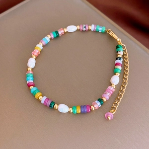Détail d'un bracelet de perles avec pierres naturelles et finitions plaquées or