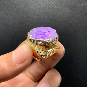 Detalle del anillo martillado chapado en oro de 14K con piedra de cristal púrpura natural