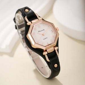 Détail d'une montre à quartz pour femme avec boîtier hexagonal rose doré et bracelet clouté