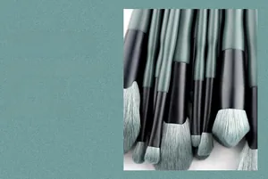 Détail de la virole en aluminium épaissie du pinceau de maquillage vert Morandi