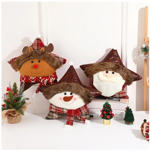Vue détaillée de coussins en peluche en forme d'étoile avec Père Noël, Renne et Bonhomme