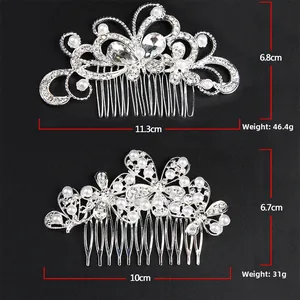 Vue détaillée de peignes de mariée avec perles blanches, strass et motifs floraux