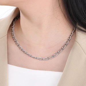 Dettaglio della collana a catena cubana NK in acciaio inossidabile argento su modella