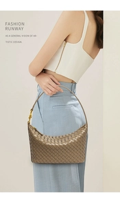 Dettaglio della borsa hobo intrecciata kaki con accessorio in metallo a nodo oro