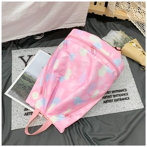 Detailansicht des rosa Yoga-Rucksacks mit Sternenprint und mehreren Reißverschlüssen
