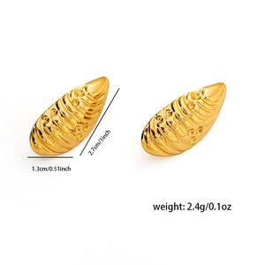 Orecchini irregolari in titanio placcato oro 18k con trama ondulata e misure dettagliate