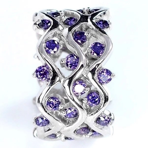 Bague vague élégante en argent avec zircons violets et design ajouré sophistiqué